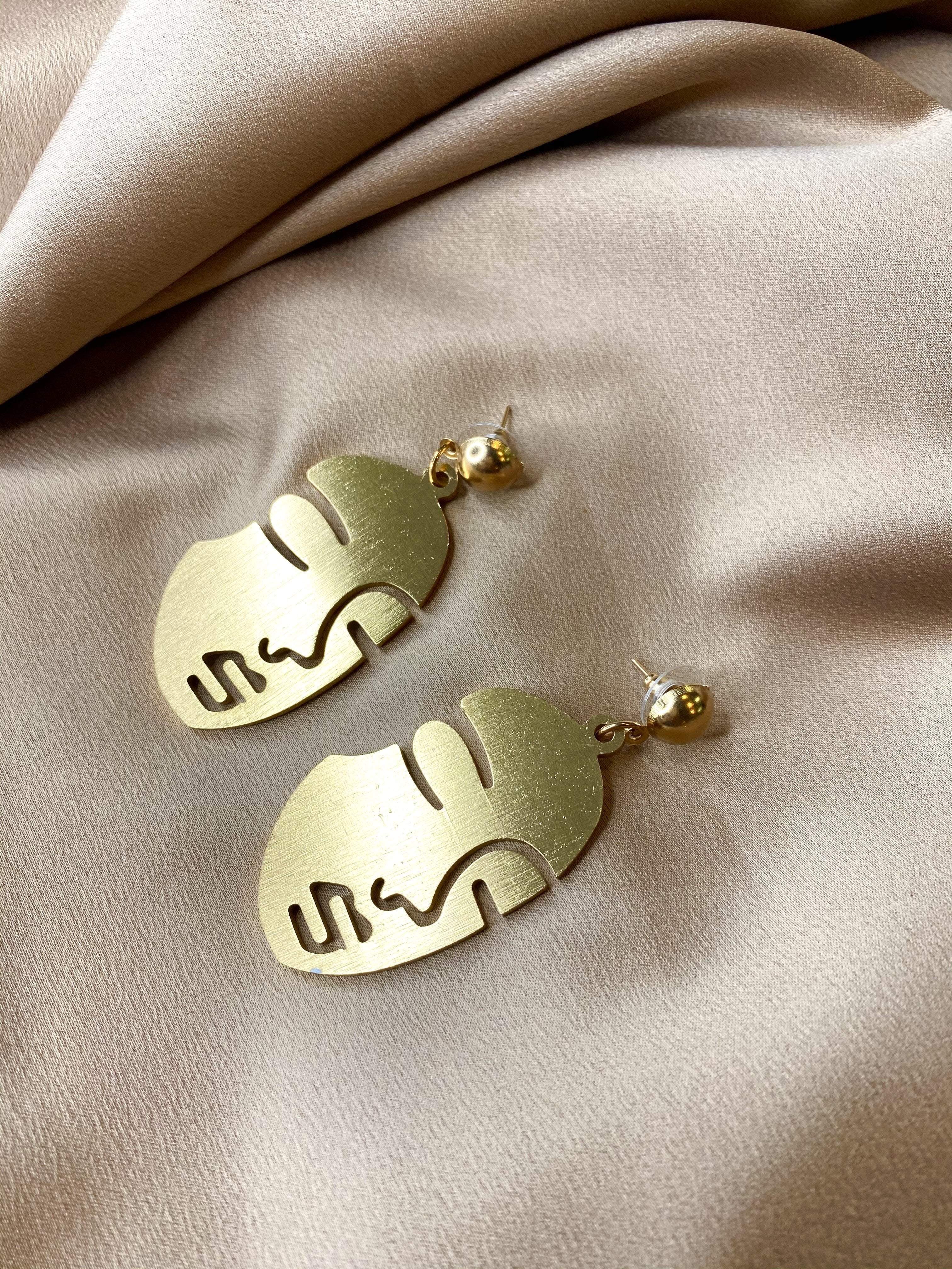 The golden face earrings Kabayare